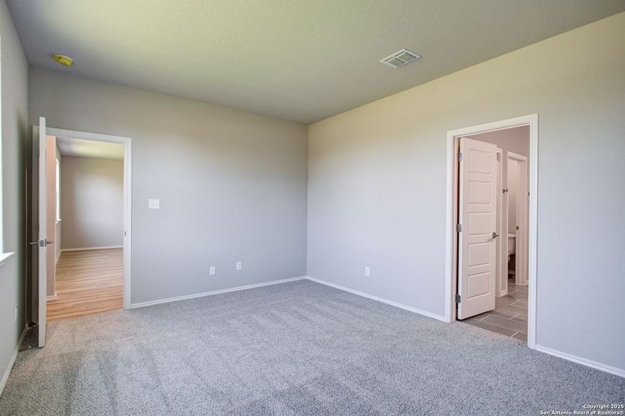 Spacious, unfurnished interior of a new home in Hickory Ridge, San Antonio (Image 56).