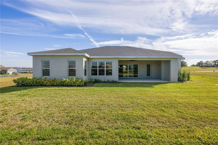 Exterior details and patio area of a home in , Lake Alfred (Image 23).