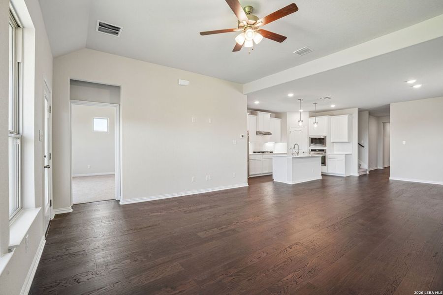 Spacious, unfurnished interior of a new home in Meyer Ranch - Enclave, New Braunfels (Image 22).