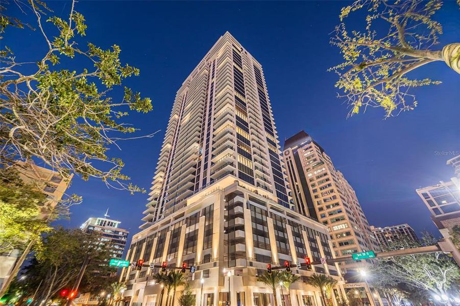 Condo located in St. Petersburg, FL showcasing its design and architecture (Image 27).