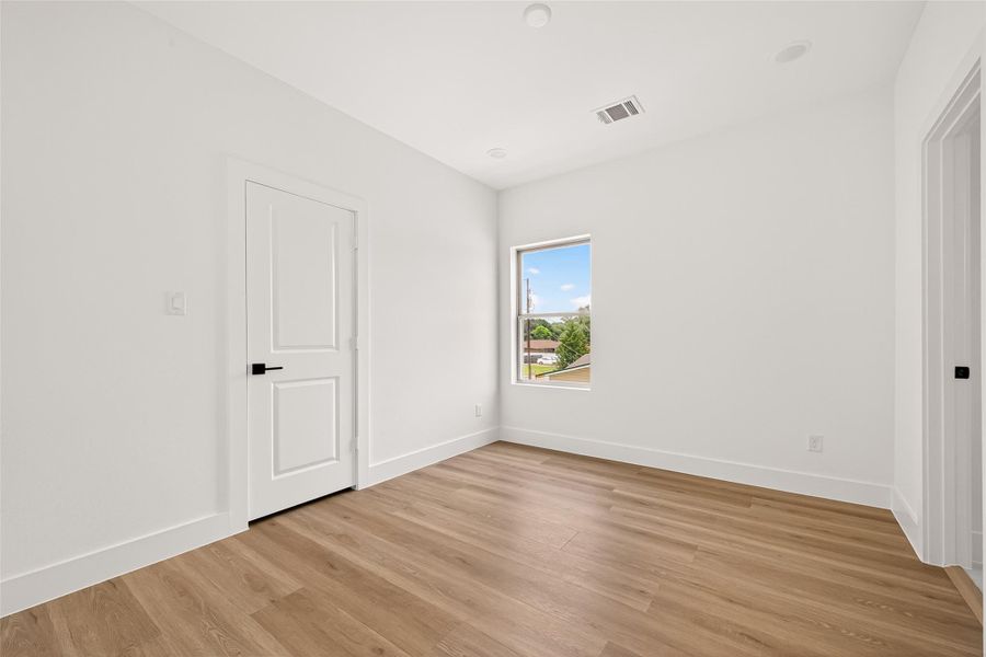 Spacious, unfurnished interior of a new home in , Houston (Image 18).