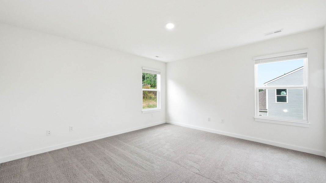 Spacious, unfurnished interior of a new home in Oak Hill, Vonore (Image 17).