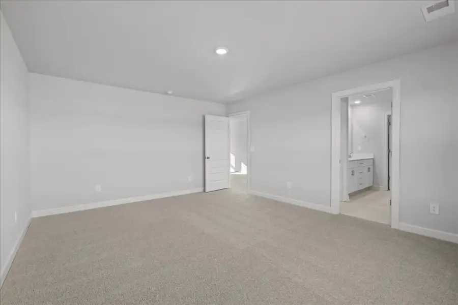 Spacious, unfurnished interior of a new home in Ashby Woods, Boiling Springs (Image 22).