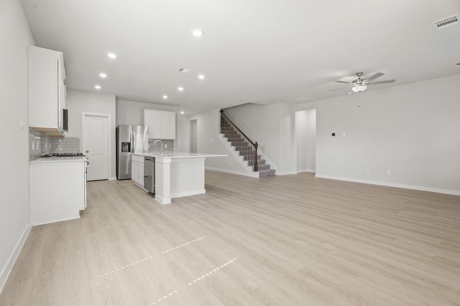 Spacious, unfurnished interior of a new home in Lago Mar, Texas City (Image 16).