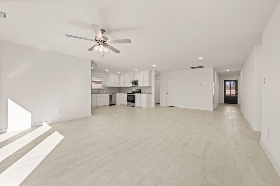 Spacious, unfurnished interior of a new home in Runaway Bay, Runaway Bay (Image 21).