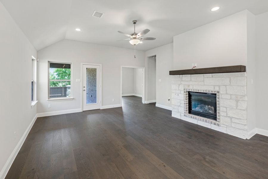 Representative unfurnished interior of a home built from the Rio Grande by UnionMain Homes in Elevon, Lavon (Image 25).