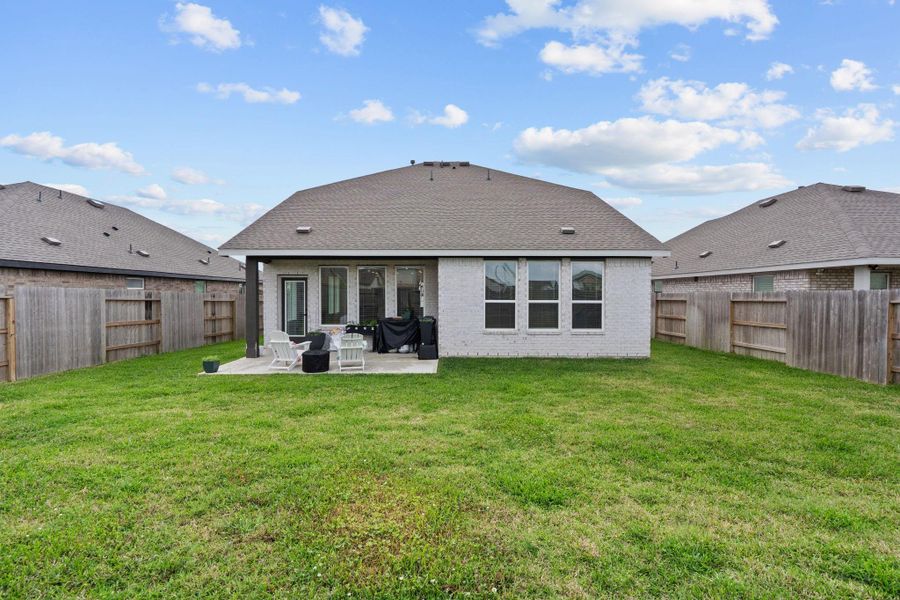 Exterior details and patio area of a home in Lago Mar, Texas City (Image 4).