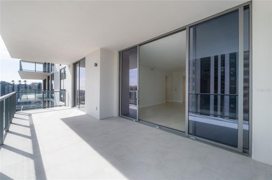 Exterior details and patio area of a home in , St. Petersburg (Image 29).