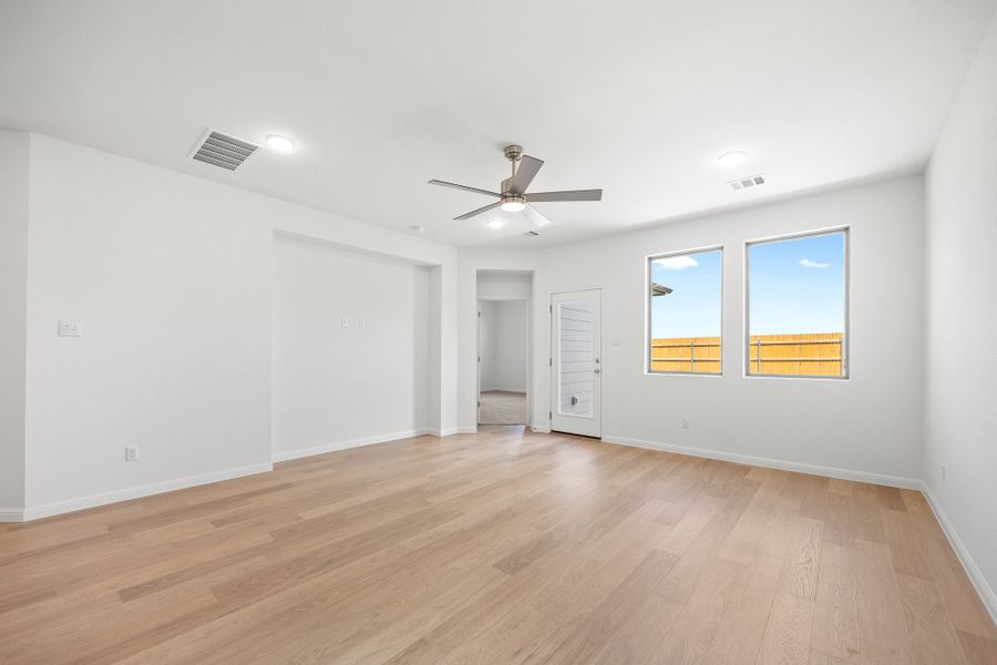Spacious, unfurnished interior of a new home in Trinity Ranch, Elgin (Image 18).