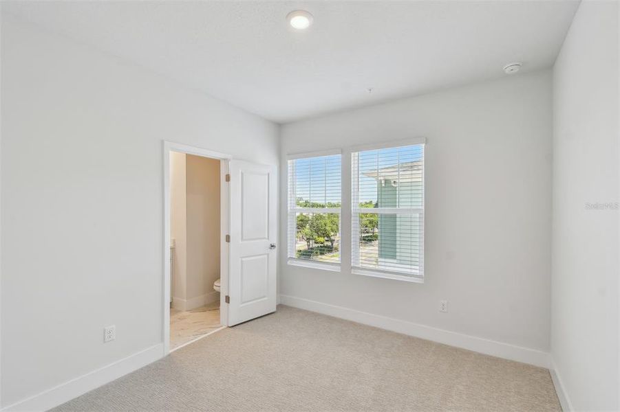 Spacious, unfurnished interior of a new home in Towns at Union, St. Petersburg (Image 6).