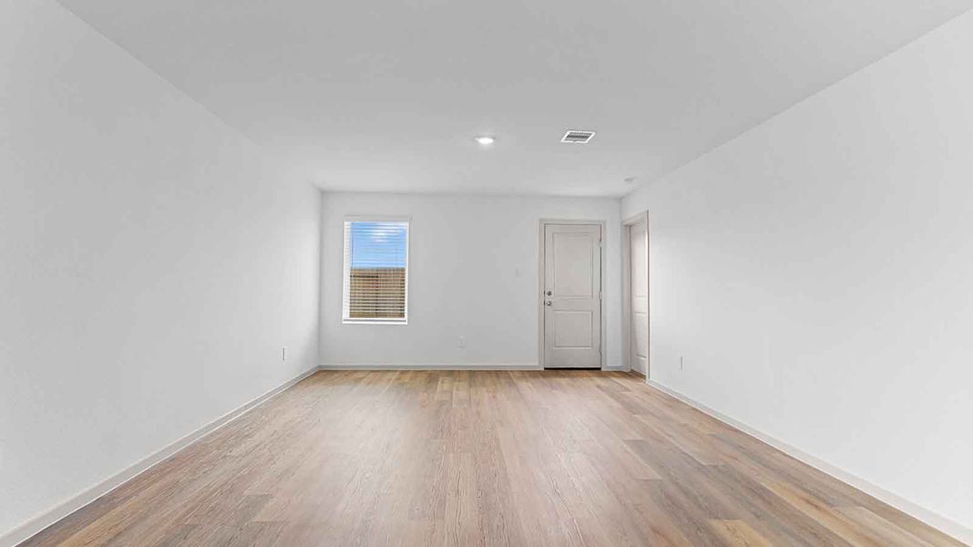 Spacious, unfurnished interior of a new home in Watermark, Alvin (Image 9).