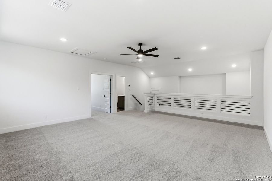 Spacious, unfurnished interior of a new home in Caliza Reserve, Boerne (Image 33).