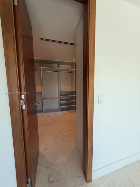 Spacious, unfurnished interior of a new home in , Key Biscayne (Image 7).