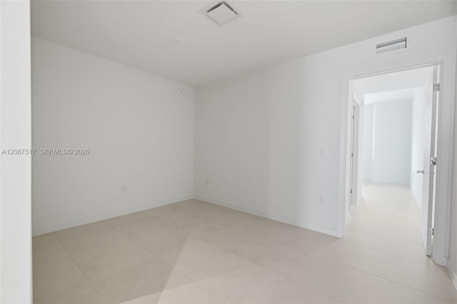 Spacious, unfurnished interior of a new home in , Miami (Image 60).