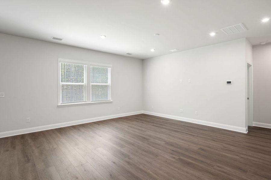 Spacious, unfurnished interior of a new home in Waterways, Richmond Hill (Image 18).