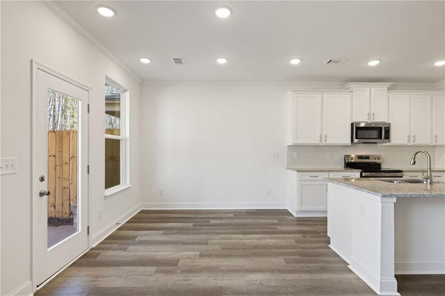 Spacious, unfurnished interior of a new home in Mulberry Summit, Flowery Branch (Image 21).