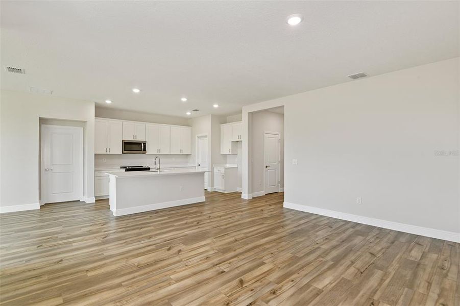 Spacious, unfurnished interior of a new home in Cherrywood Preserve, Ocala (Image 15).