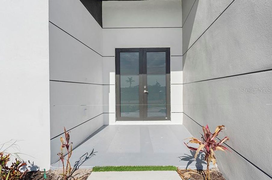 Exterior details and patio area of a home in , Cape Coral (Image 4).
