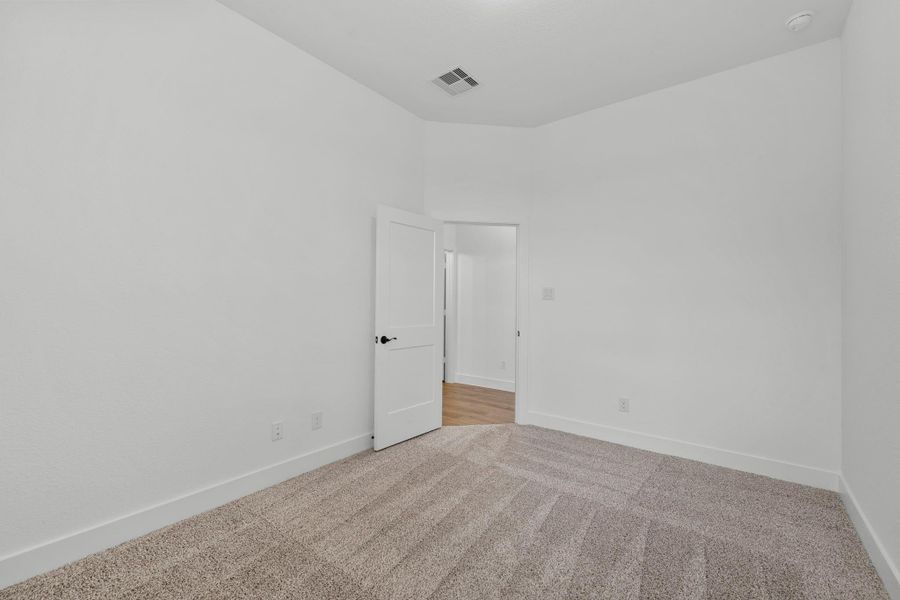 Spacious, unfurnished interior of a new home in Mulberry Farms, Santa Fe (Image 20).