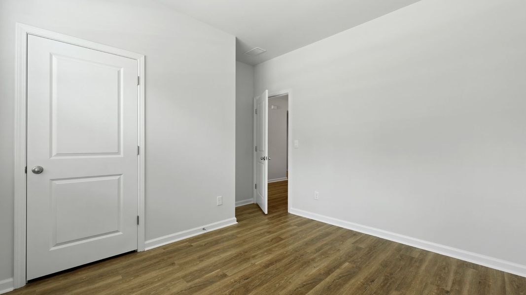 Spacious, unfurnished interior of a new home in Sheep Island, Summerville (Image 16).
