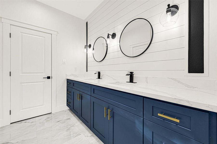 Primary bedroom en suite bathroom