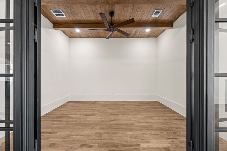 Spacious, unfurnished interior of a new home in The Resort on Eagle Mt. Lake, Fort Worth (Image 22).