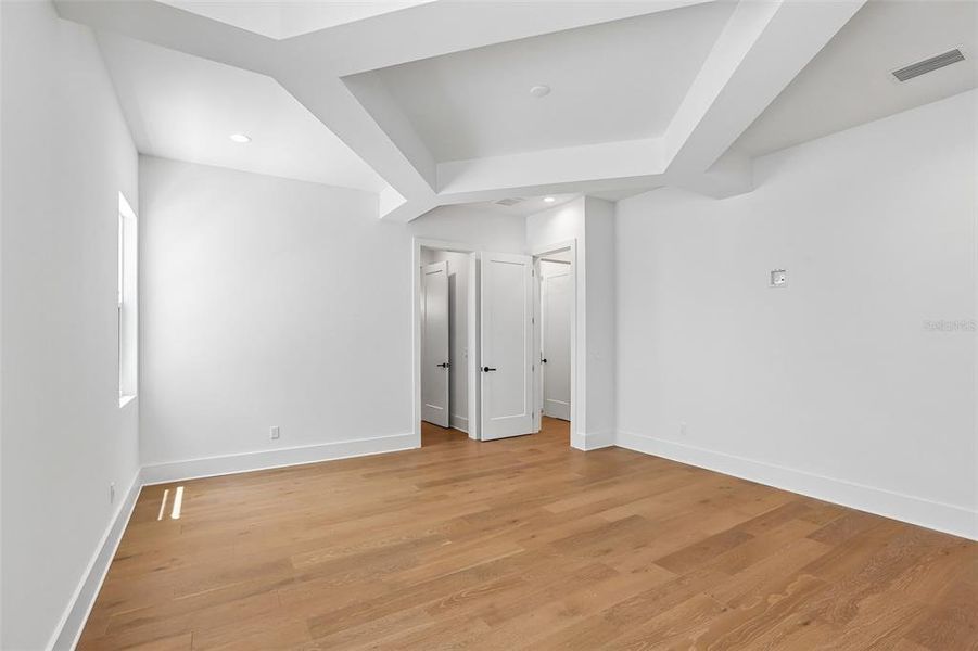 Spacious, unfurnished interior of a new home in , Tampa (Image 23).