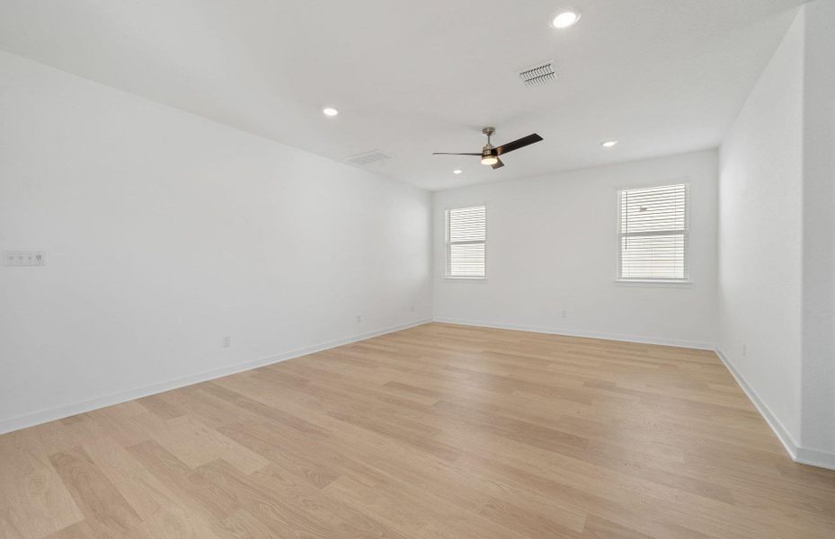 Spacious, unfurnished interior of a new home in Sunfield, Buda (Image 16).