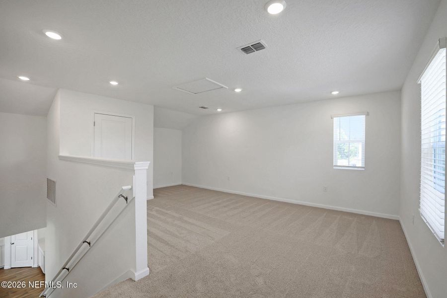 Spacious, unfurnished interior of a new home in Diamond Springs, Jacksonville (Image 18).