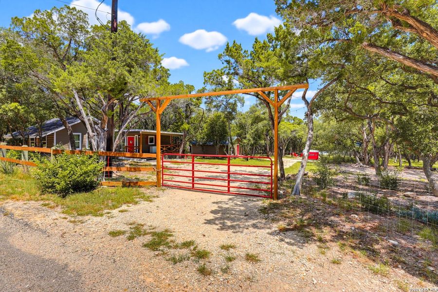 Community amenities in , Lakehills (Image 27).