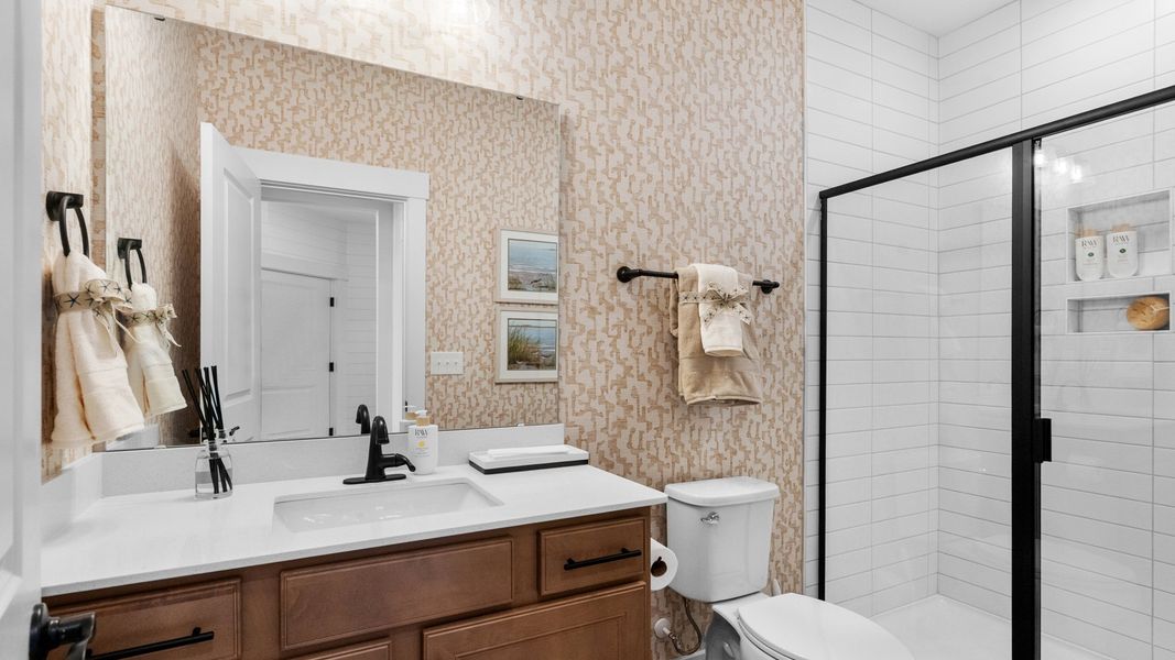 Secondary bathroom on the first floor with modern finishes and functional design.