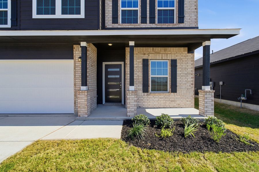 Exterior details and patio area of a home in Red Hawk Landing, San Antonio (Image 3).