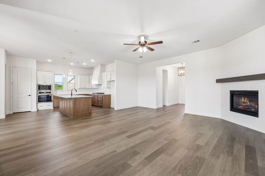 Spacious, unfurnished interior of a new home in Sheppard's Place, Waxahachie (Image 17). Spacious, unfurnished interior of a new home in Sheppard's Place, Waxahachie (Image 17).