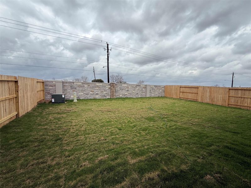 Exterior details and patio area of a home in Ashland, Angleton (Image 3).