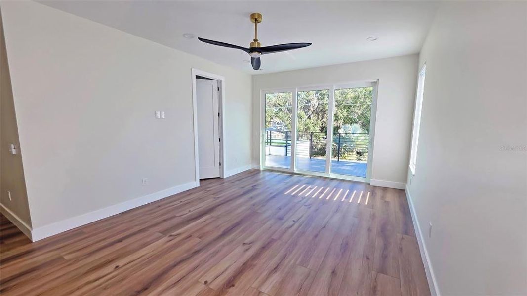 Spacious, unfurnished interior of a new home in , Sarasota (Image 68).