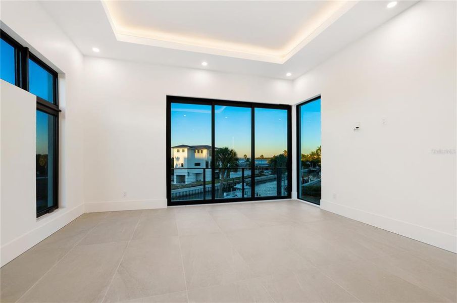 Spacious, unfurnished interior of a new home in , Longboat Key (Image 27).