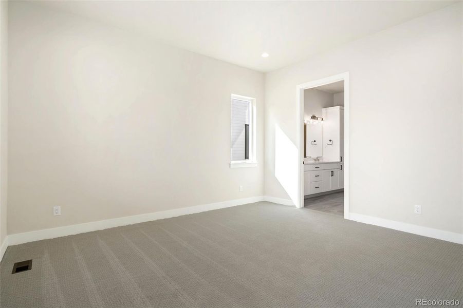 Spacious, unfurnished interior of a new home in Pelican Shores at Water Valley, Windsor (Image 12). Spacious, unfurnished interior of a new home in Pelican Shores at Water Valley, Windsor (Image 12).