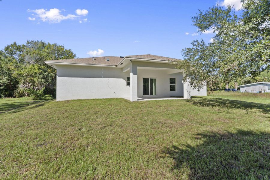 Exterior details and patio area of a home in , Fort Pierce (Image 4).