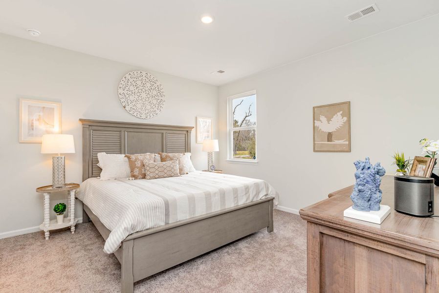 Representative furnished interior of a home built from the WREN by D.R. Horton in Kingston Bay, Conway (Image 16).