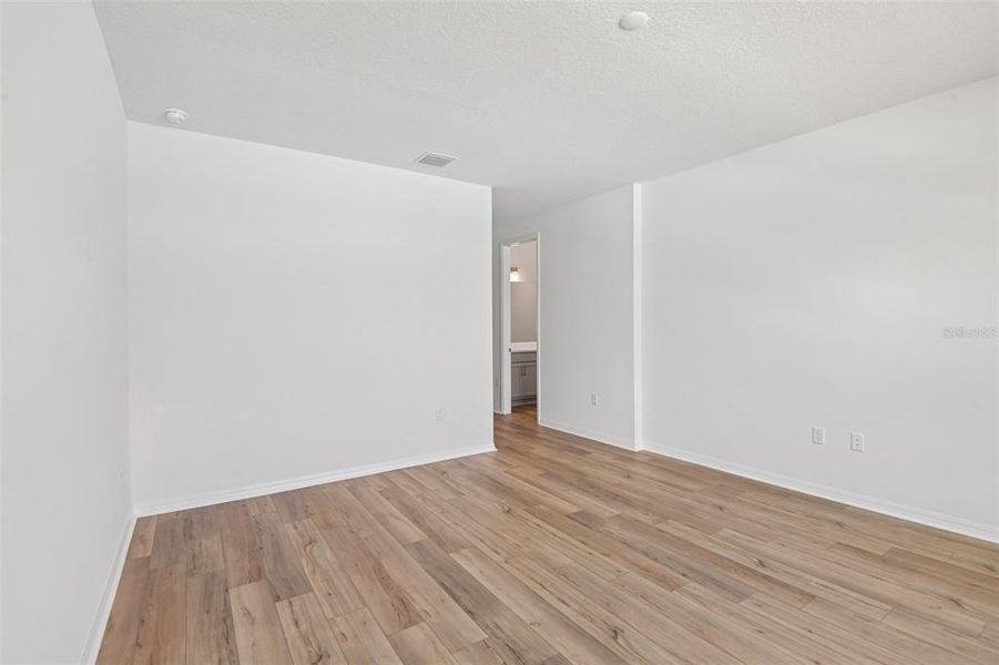Spacious, unfurnished interior of a new home in , San Antonio (Image 32).