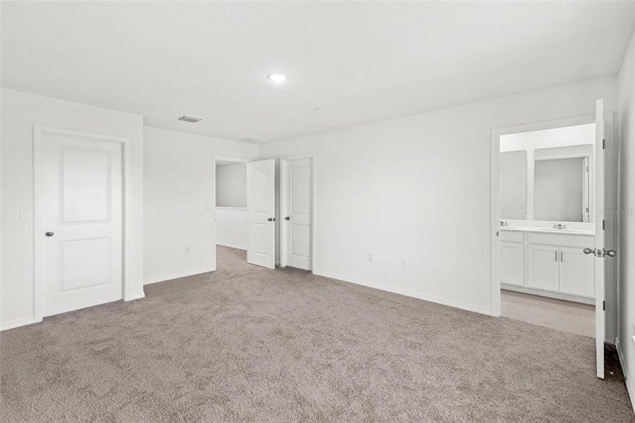 Spacious, unfurnished interior of a new home in Shenandoah Reserve, Orlando (Image 41).