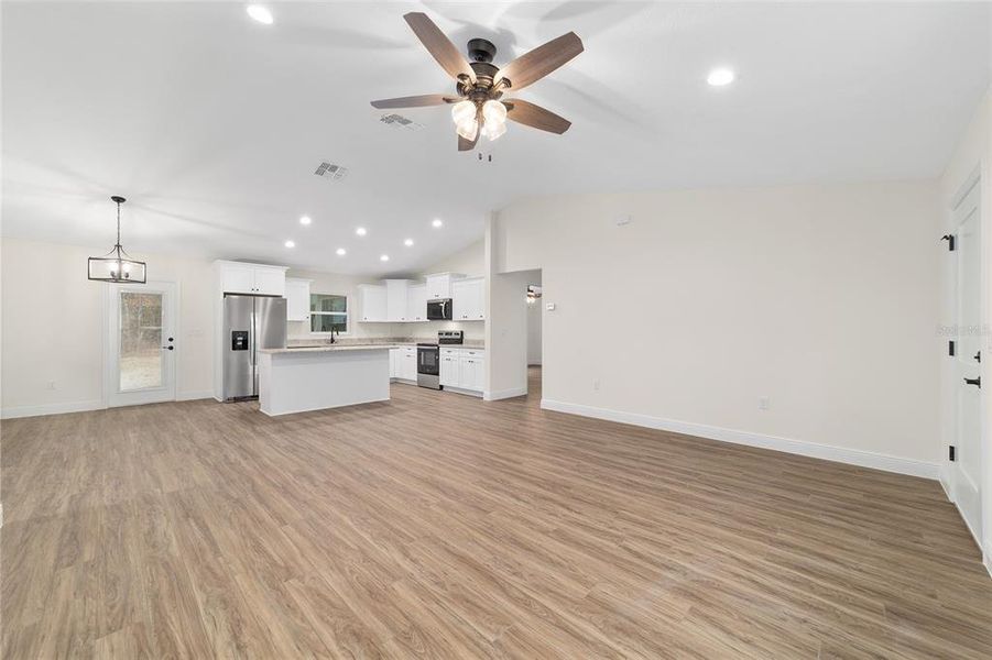 Spacious, unfurnished interior of a new home in , Dunnellon (Image 10).