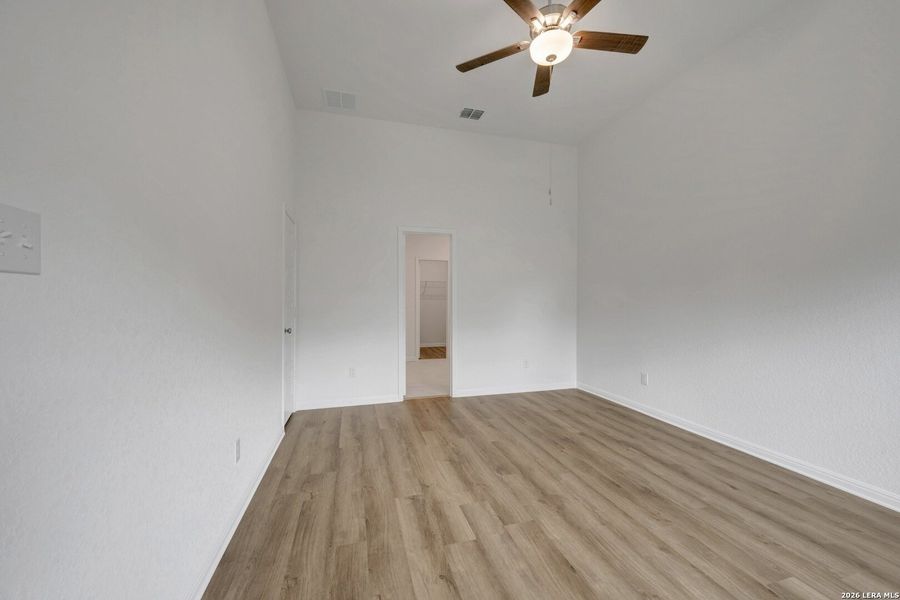 Spacious, unfurnished interior of a new home in Mesquite Ridge, San Antonio (Image 25).