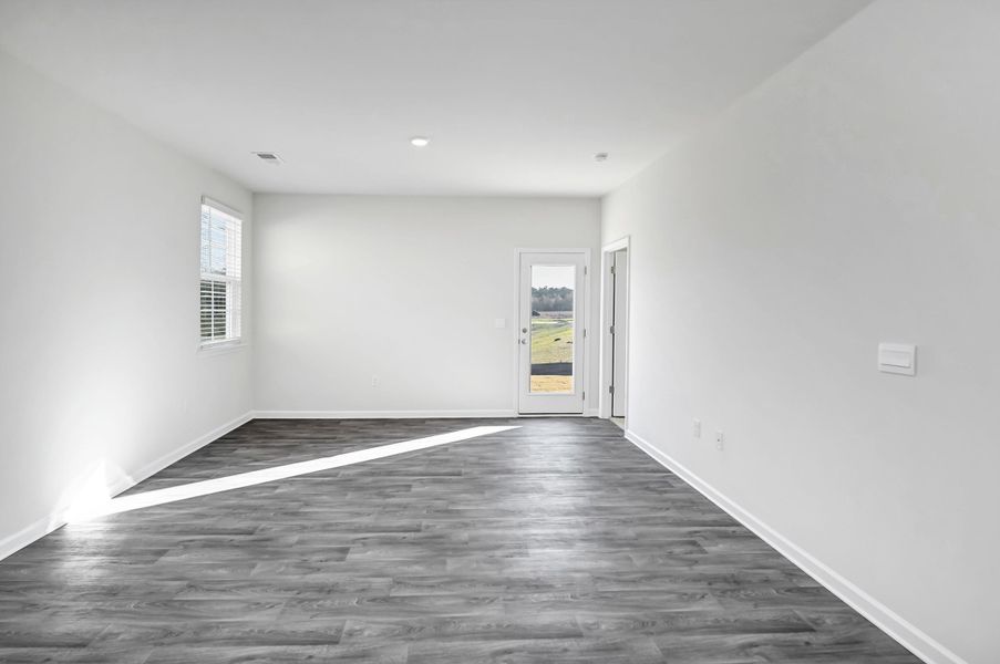 Spacious, unfurnished interior of a new home in Mulberry Landing, Orangeburg (Image 20).