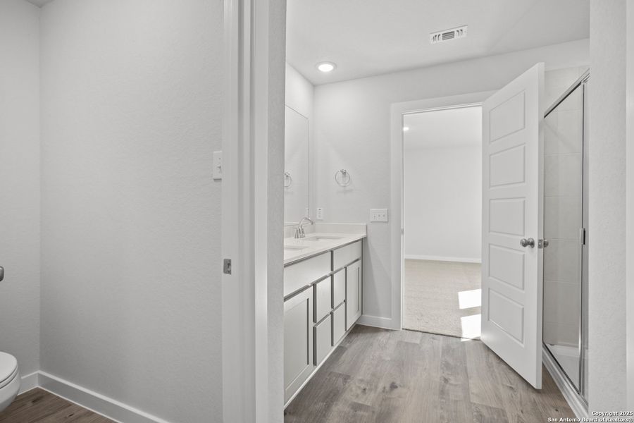 Spacious, unfurnished interior of a new home in Rosemont Hill, San Antonio (Image 19).