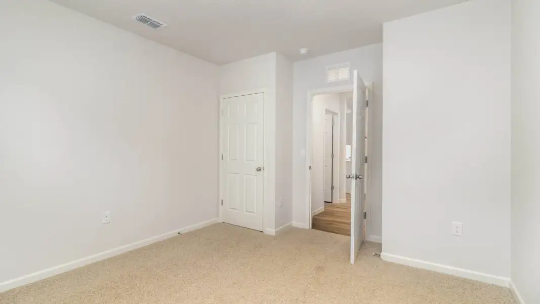 Spacious, unfurnished interior of a new home in Cypress Bay West, Palm Bay (Image 16).