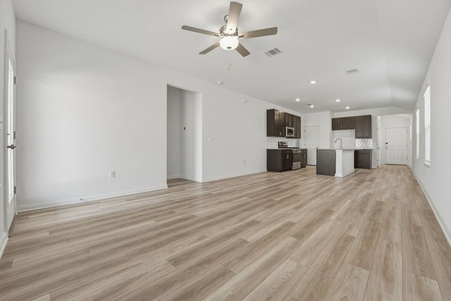 Spacious, unfurnished interior of a new home in Longview, Del Valle (Image 11).