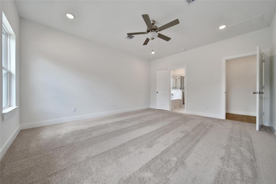 Spacious, unfurnished interior of a new home in Roman Forest, New Caney (Image 23).
