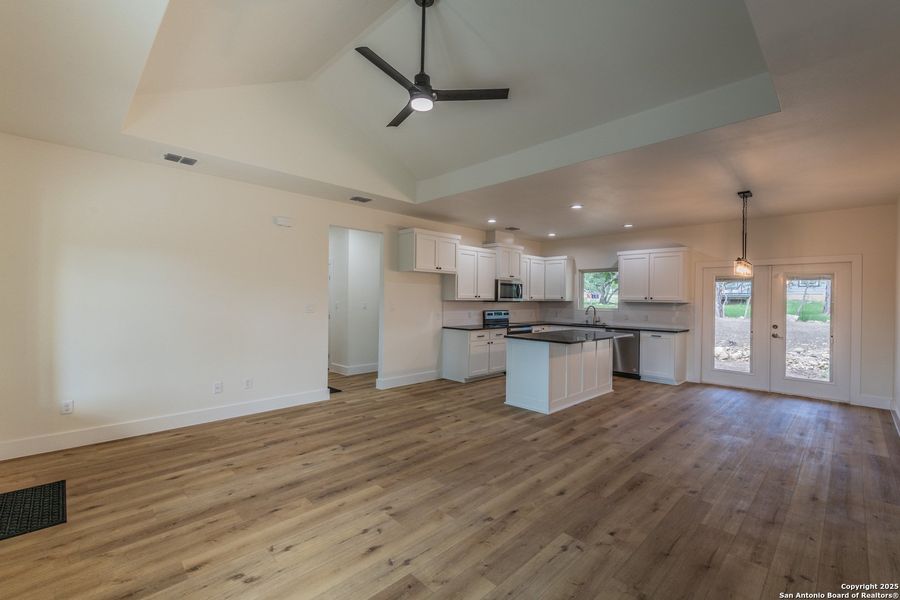 Spacious, unfurnished interior of a new home in , Canyon Lake (Image 30).
