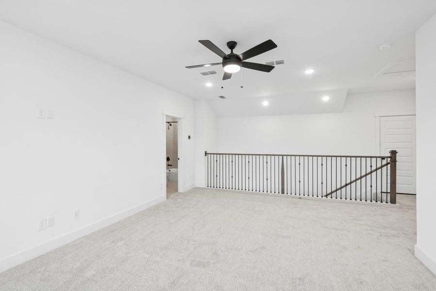 Spacious, unfurnished interior of a new home in Retreat at Oak Park, Houston (Image 8).